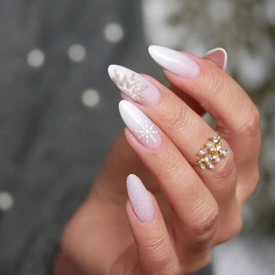 27 Festive Christmas Nail Designs 2021 : Snowflake Ombre Pink Christmas Nails