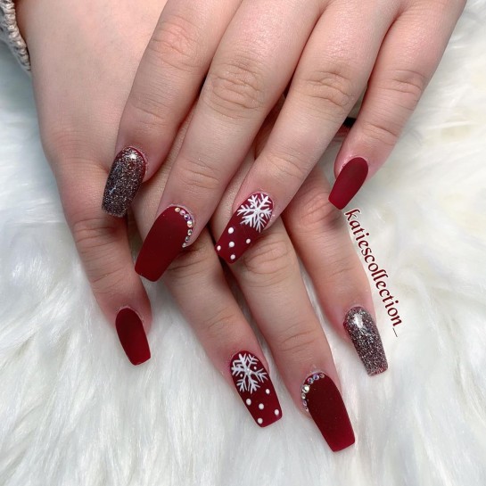 25 Christmas & Holiday Nail Designs 2021 : White Snowflake Red Christmas Nails