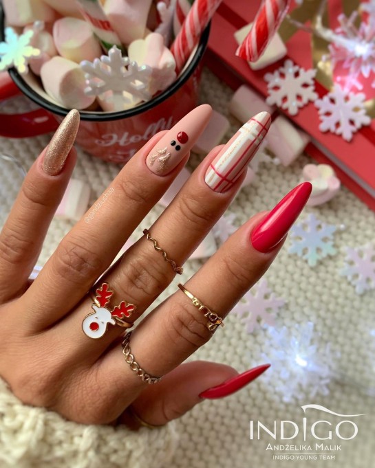 27 Festive Christmas Nail Designs 2021 : Nude and Red Christmas Nails