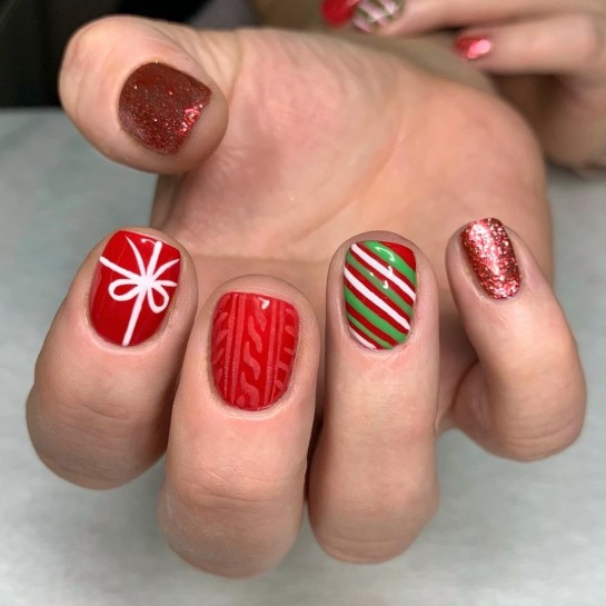 25 Christmas & Holiday Nail Designs 2021 : Short Different Christmas Manicure