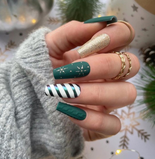 20+ Christmas & Holiday Nail Designs 2021 : Green and Gold Christmas Nails