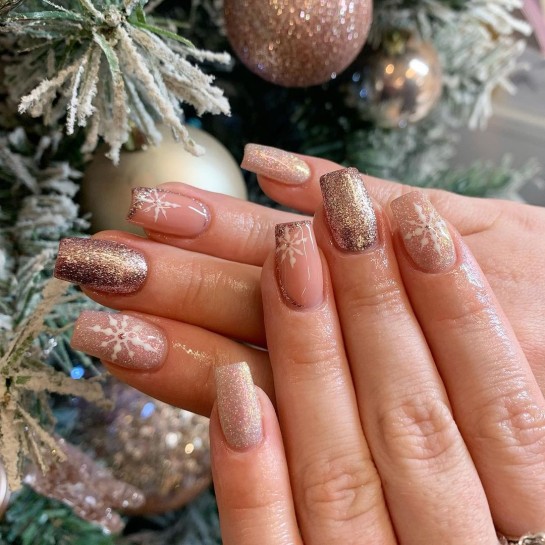 20+ Christmas & Holiday Nail Designs 2021 : Snowflake Shimmery Festive Christmas Nails