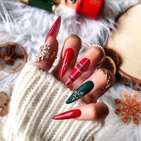 22 Christmas Nail Art and Holiday Nail Designs — Green and Red Christmas & Holiday Nail Design