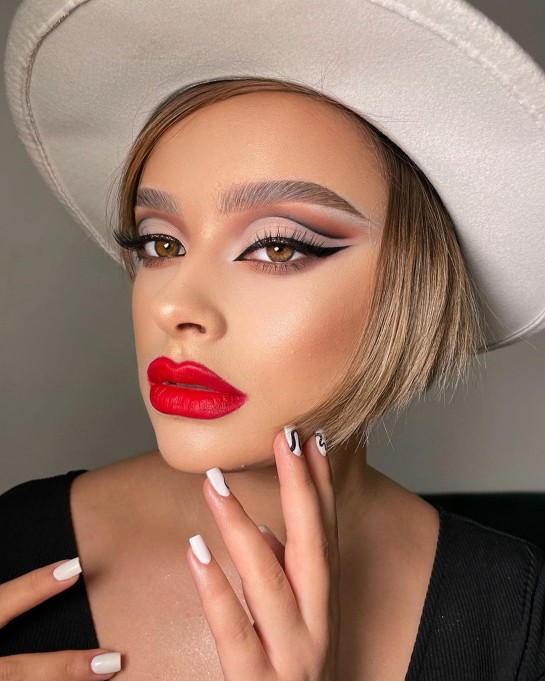 32 Beautiful Makeup Looks For Any Occasion : Red Lips + Cut-Crease