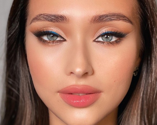 32 Beautiful Makeup Looks For Any Occasion : Nude Eyeshadow & Blue Liner