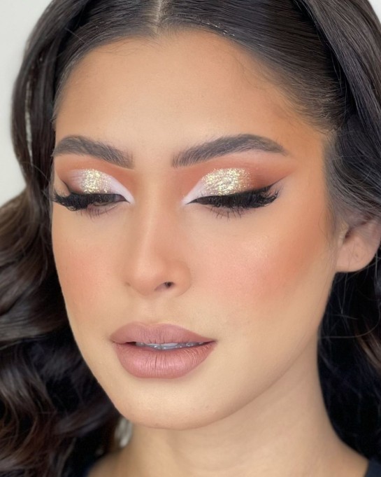 32 Beautiful Makeup Looks For Any Occasion : Shimmery Gold & Peach Eyeshadow Makeup