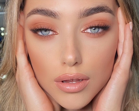 32 Beautiful Makeup Looks For Any Occasion : Soft Peach Makeup for Blonde Hair