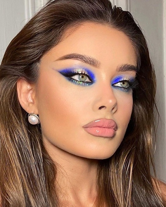 32 Beautiful Makeup Looks For Any Occasion : Bright Blue Eyeshadow & Glossy Lips