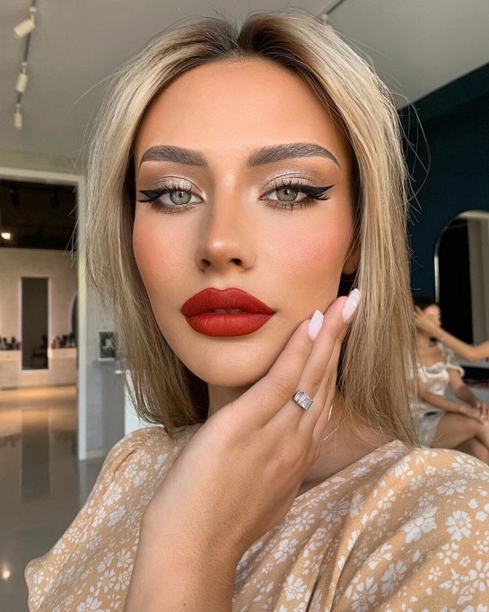 32 Beautiful Makeup Looks For Any Occasion : Red Lips for Festive Makeup Look