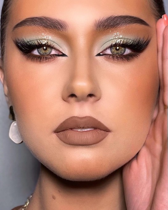32 Beautiful Makeup Looks For Any Occasion : Light Mint Eyeshadow & Nude Brown Lips