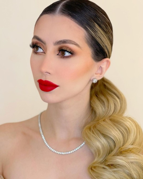 32 Beautiful Makeup Looks For Any Occasion : Soft Brown Eyeshadow & Red Lips