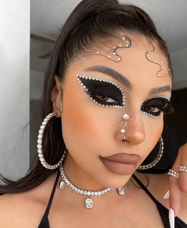 Makeup Ideas to Try in 2022 – Black with Crystal Outline