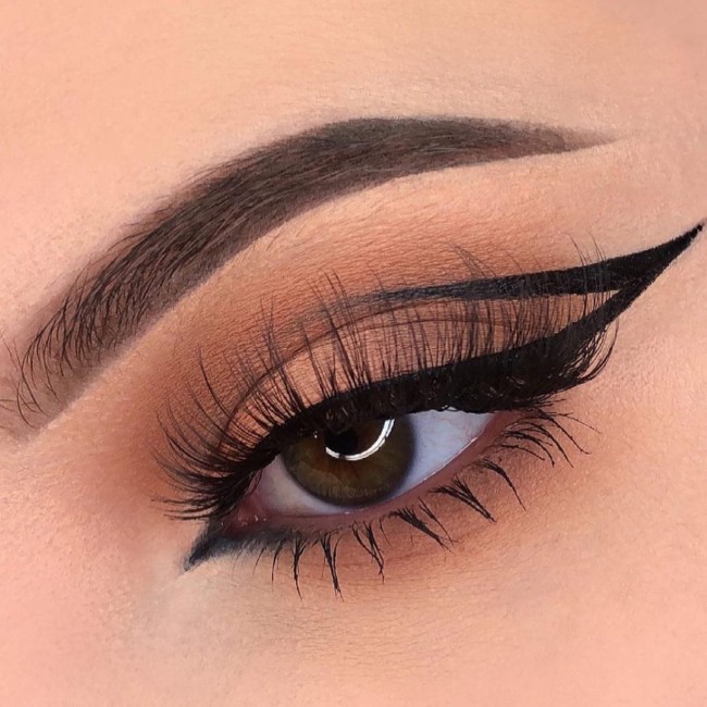 Makeup Ideas to Try in 2022 – Black graphic line
