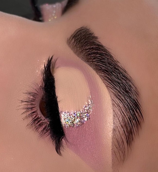 Makeup Ideas to Try in 2022 – Cut Crease Shimmery Look