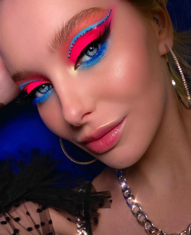 Makeup Ideas to Try in 2022 – Bright Pink and Blue