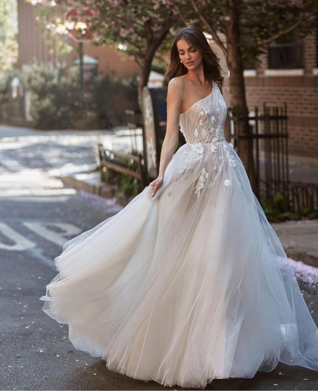 30 Hot Sexy Wedding Dresses 2022 — One Shoulder Wedding Dress