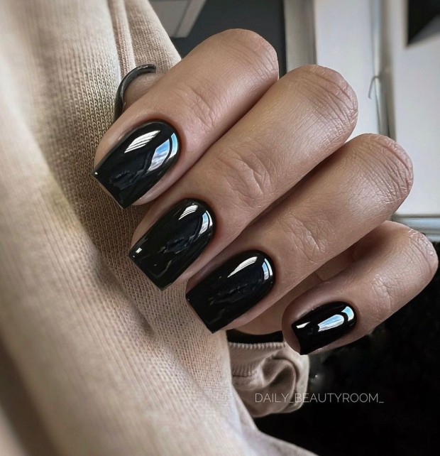 35 Black Nails That are Chic — Glossy Black Nail Design