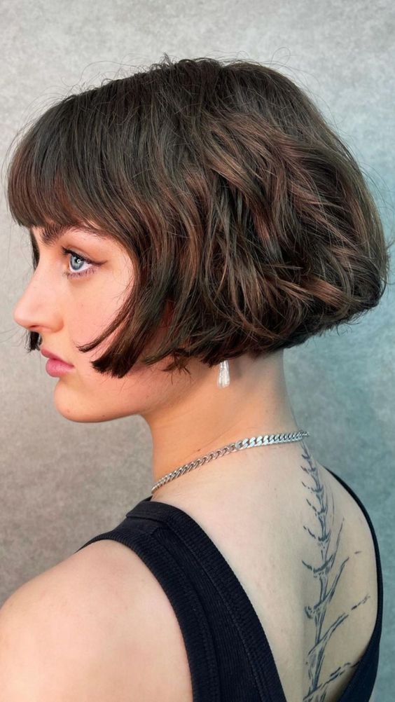 31 Cute Short Haircuts & Hairstyles To Try in 2022 – Brunette Bob Haircut with Fringe